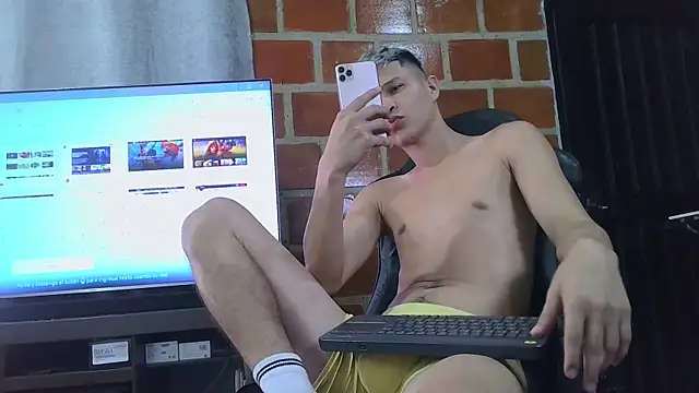 Snapshot of Twinkcock22 chatting on 03.02.26 Twinkcock22 online show from 03.02.26