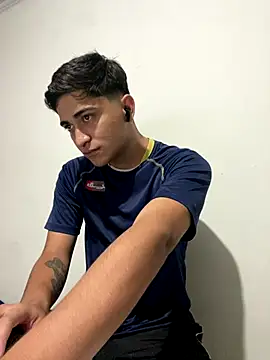 Snapshot of Tavinho067 chatting on 12.14.25 Tavinho067 online show from 12.14.25