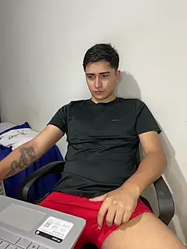 Snapshot of Tavinho067 chatting on 12.21.25 Tavinho067 online show from 12.21.25