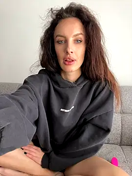 Snapshot of goodgirldevil chatting on 10.28.25 goodgirldevil online show from 10.28.25