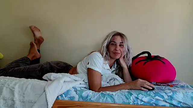 Snapshot of AsyaLulu chatting on 09.19.25 AsyaLulu online show from 09.19.25