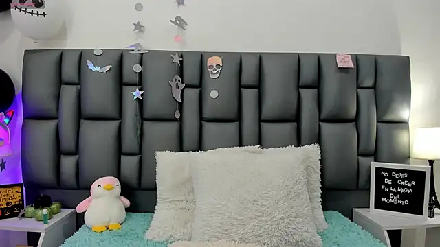 Snapshot of valeriasweet_ chatting on 10.23.25 valeriasweet online show from 10.23.25