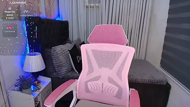 Snapshot of naughtyjayde chatting on 11.06.25 naughtyjayde online show from 11.06.25