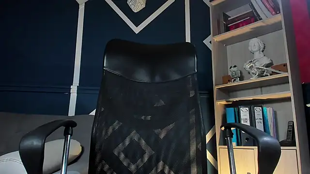 etham wolf  online show from 11.08.25