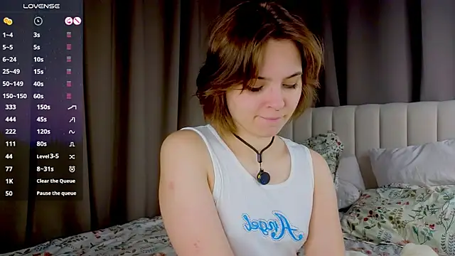 Snapshot of PolIyBowman chatting on 10.12.25 PolIyBowman online show from 10.12.25