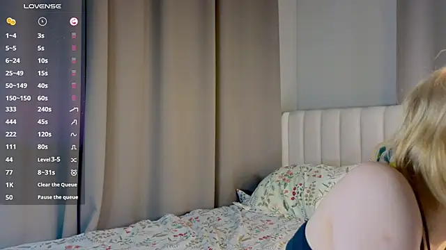 Snapshot of PolIyBowman chatting on 10.26.25 PolIyBowman online show from 10.26.25