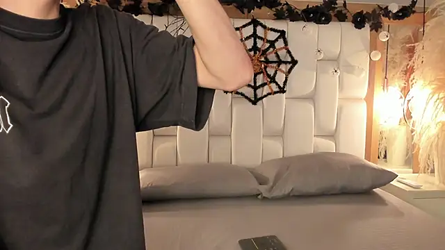 Snapshot of Daphne_And_Roger chatting on 10.15.25 Daphne And Roger online show from 10.15.25