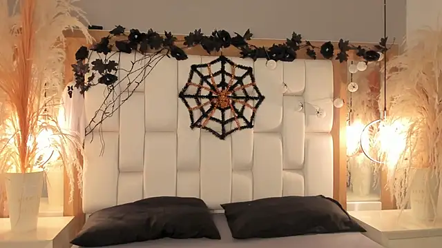 Snapshot of Daphne_And_Roger chatting on 10.29.25 Daphne And Roger online show from 10.29.25