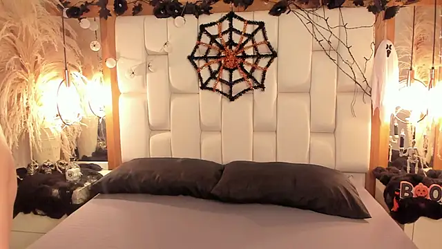 Snapshot of Daphne_And_Roger chatting on 10.31.25 Daphne And Roger online show from 10.31.25