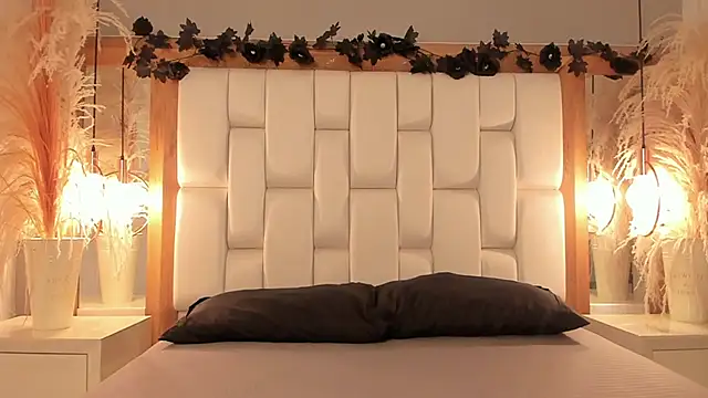 Snapshot of Daphne_And_Roger chatting on 11.01.25 Daphne And Roger online show from 11.01.25