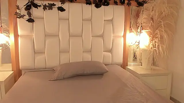 Snapshot of Daphne_And_Roger chatting on 11.05.25 Daphne And Roger online show from 11.05.25