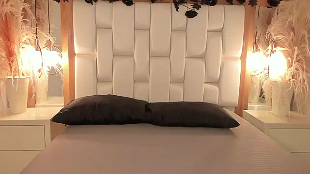 Snapshot of Daphne_And_Roger chatting on 11.07.25 Daphne And Roger online show from 11.07.25