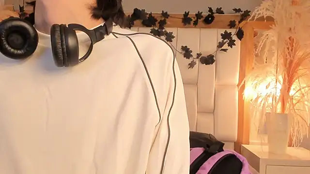 Daphne And Roger online show from 12.17.25