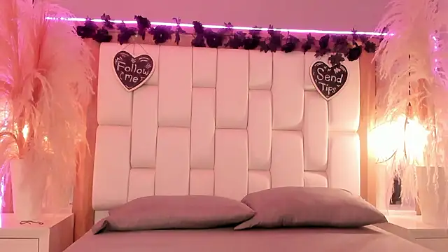 Daphne And Roger online show from 03.11.26