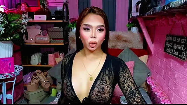 Snapshot of MoniqueCeleste chatting on 11.06.25 MoniqueCeleste online show from 11.06.25