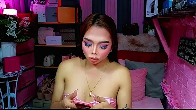 Snapshot of MoniqueCeleste chatting on 11.15.25 MoniqueCeleste online show from 11.15.25