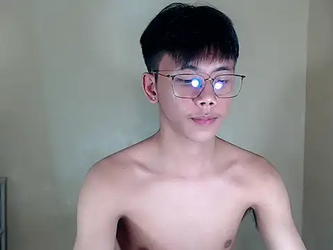 Snapshot of ynotyu chatting on 11.13.25 ynotyu online show from 11.13.25