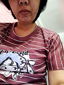 Snapshot of LuxiLuxi18x chatting on 11.11.25 LuxiLuxi18x online show from 11.11.25