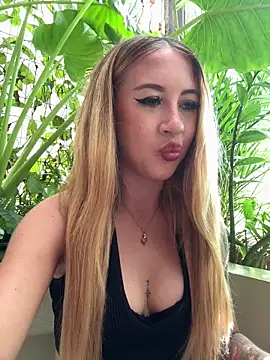 Snapshot of asraifae chatting on 10.28.25 asraifae online show from 10.28.25