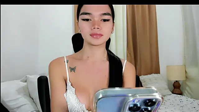 Snapshot of kendall_petite18 chatting on 05.31.26 kendall petite18 online show from 05.31.26
