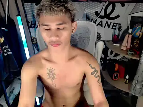 Snapshot of asianhardcock25 chatting on 04.14.26 asianhardcock25 online show from 04.14.26