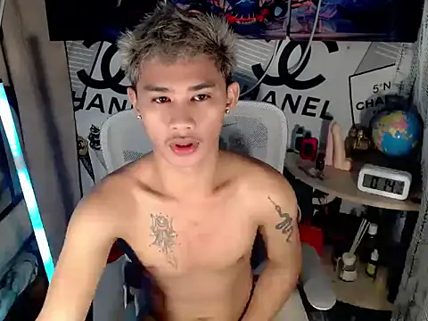 Snapshot of asianhardcock25 chatting on 04.15.26 asianhardcock25 online show from 04.15.26