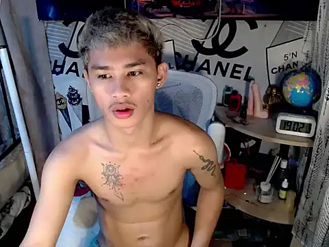 Snapshot of asianhardcock25 chatting on 04.18.26 asianhardcock25 online show from 04.18.26