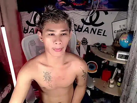 Snapshot of asianhardcock25 chatting on 04.26.26 asianhardcock25 online show from 04.26.26