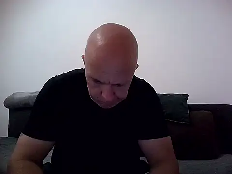 Snapshot of DaDDyLoVeSu83 chatting on 11.04.25 DaDDyLoVeSu83 online show from 11.04.25