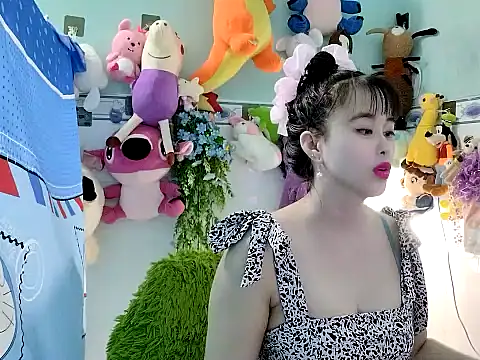 emgaixinhngoan online show from 10.17.25