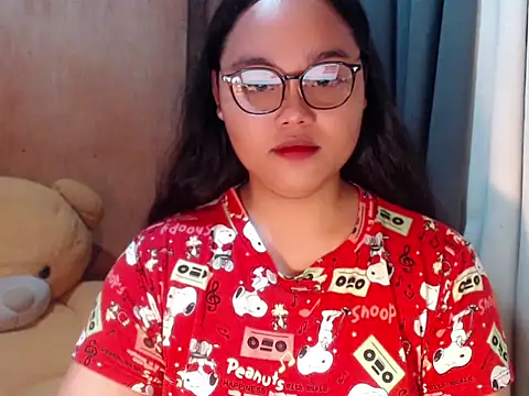 Snapshot of _Lylia chatting on 11.16.25 Lylia online show from 11.16.25