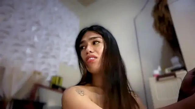 Snapshot of hollywoodxtrans chatting on 10.27.25 hollywoodxtrans online show from 10.27.25