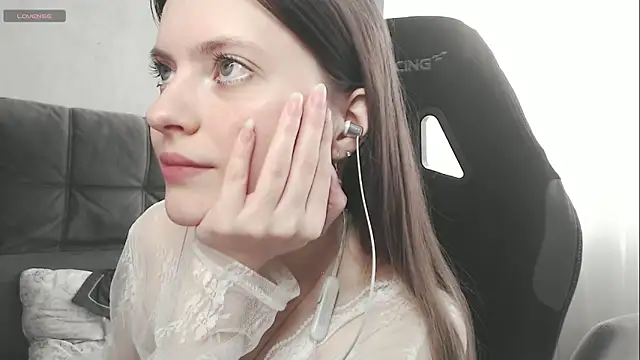 cute elfy  online show from 10.30.25