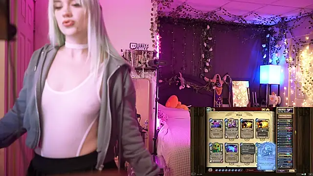 Snapshot of littlelune chatting on 10.05.25 littlelune online show from 10.05.25