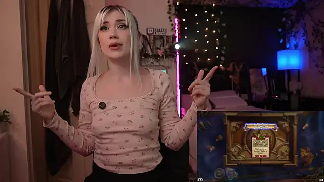 Snapshot of littlelune chatting on 10.15.25 littlelune online show from 10.15.25