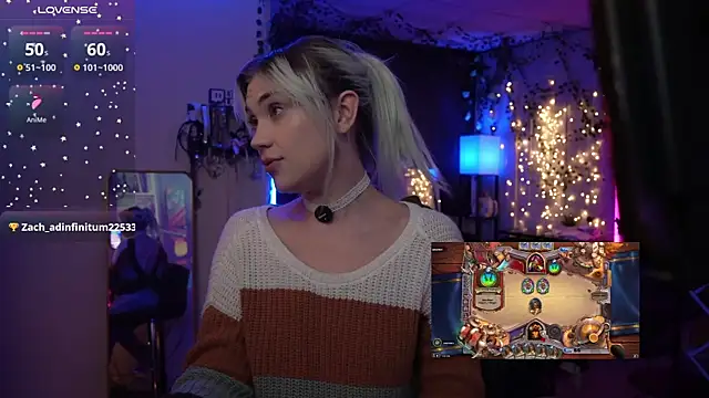 Snapshot of littlelune chatting on 11.17.25 littlelune online show from 11.17.25