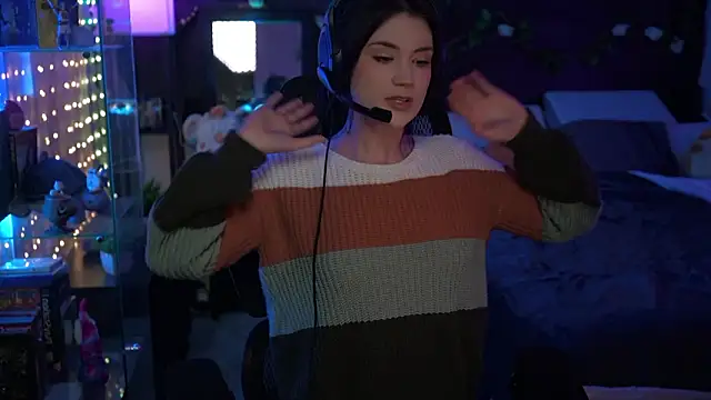 Snapshot of littlelune chatting on 02.18.26 littlelune online show from 02.18.26