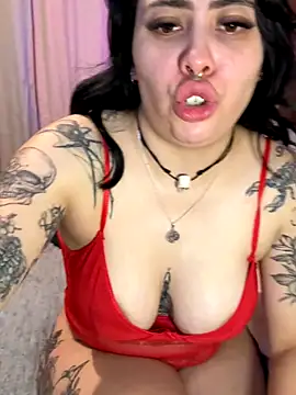 Snapshot of Draculona-666 chatting on 10.24.25 Draculona-666 online show from 10.24.25