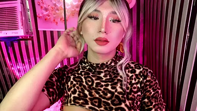 UrhotlucyTS online show from 04.17.26