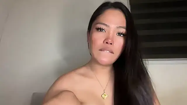 Snapshot of evabuntog chatting on 10.19.25 evabuntog online show from 10.19.25