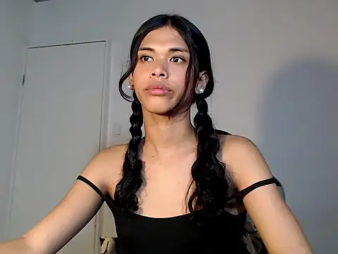 Snapshot of urcurlydiva chatting on 11.24.25 urcurlydiva online show from 11.24.25