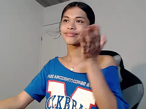 Snapshot of urcurlydiva chatting on 12.17.25 urcurlydiva online show from 12.17.25