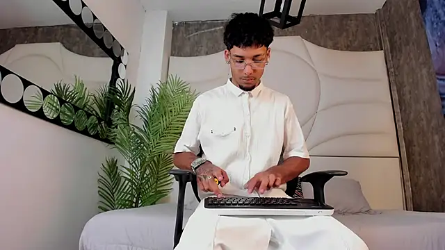 Thiagoferreti online show from 10.17.25