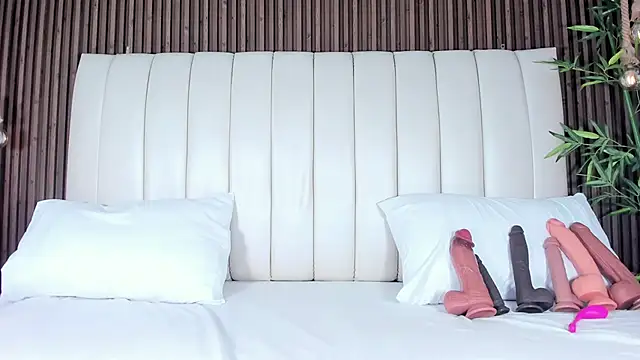 Snapshot of SandraMilerr chatting on 10.31.25 SandraMilerr online show from 10.31.25