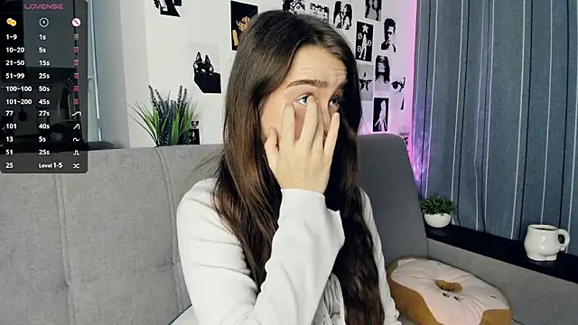 Snapshot of lovelyalivia chatting on 10.19.25 lovelyalivia online show from 10.19.25