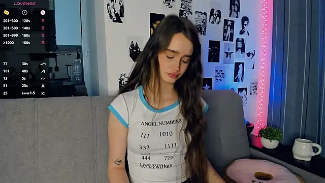 Snapshot of lovelyalivia chatting on 11.01.25 lovelyalivia online show from 11.01.25