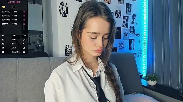 Snapshot of lovelyalivia chatting on 11.12.25 lovelyalivia online show from 11.12.25