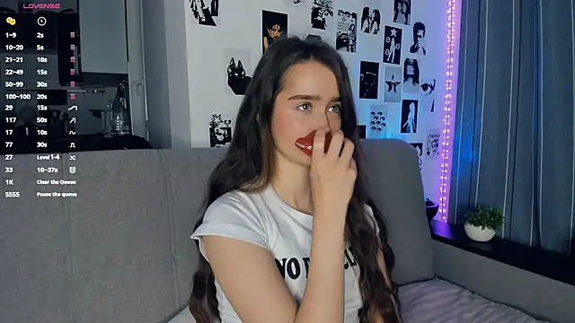 Snapshot of lovelyalivia chatting on 11.17.25 lovelyalivia online show from 11.17.25