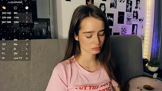 Snapshot of lovelyalivia chatting on 12.21.25 lovelyalivia online show from 12.21.25