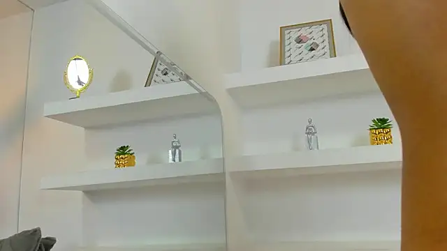 IsabellaMonet online show from 10.03.25